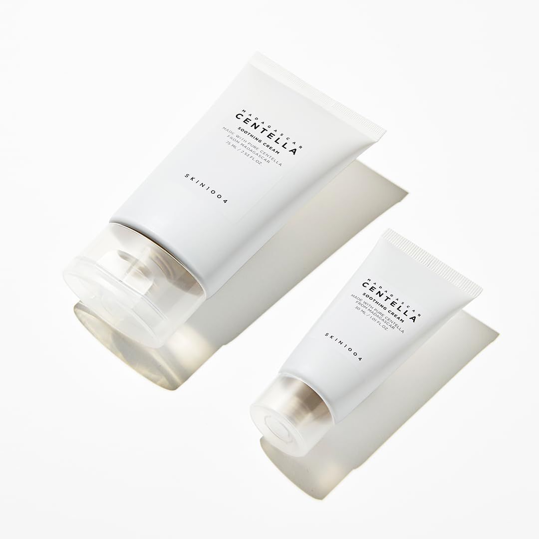 Due tubetti di crema lenitiva SKIN1004 Centella, uno grande e uno piccolo.