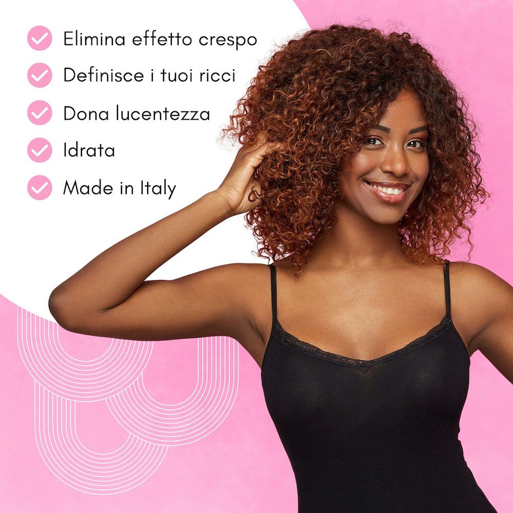 Donna con capelli ricci. Testo: Elimina l'effetto crespo, Definisce i ricci, Dona lucentezza, Idrata, Made in Italy.