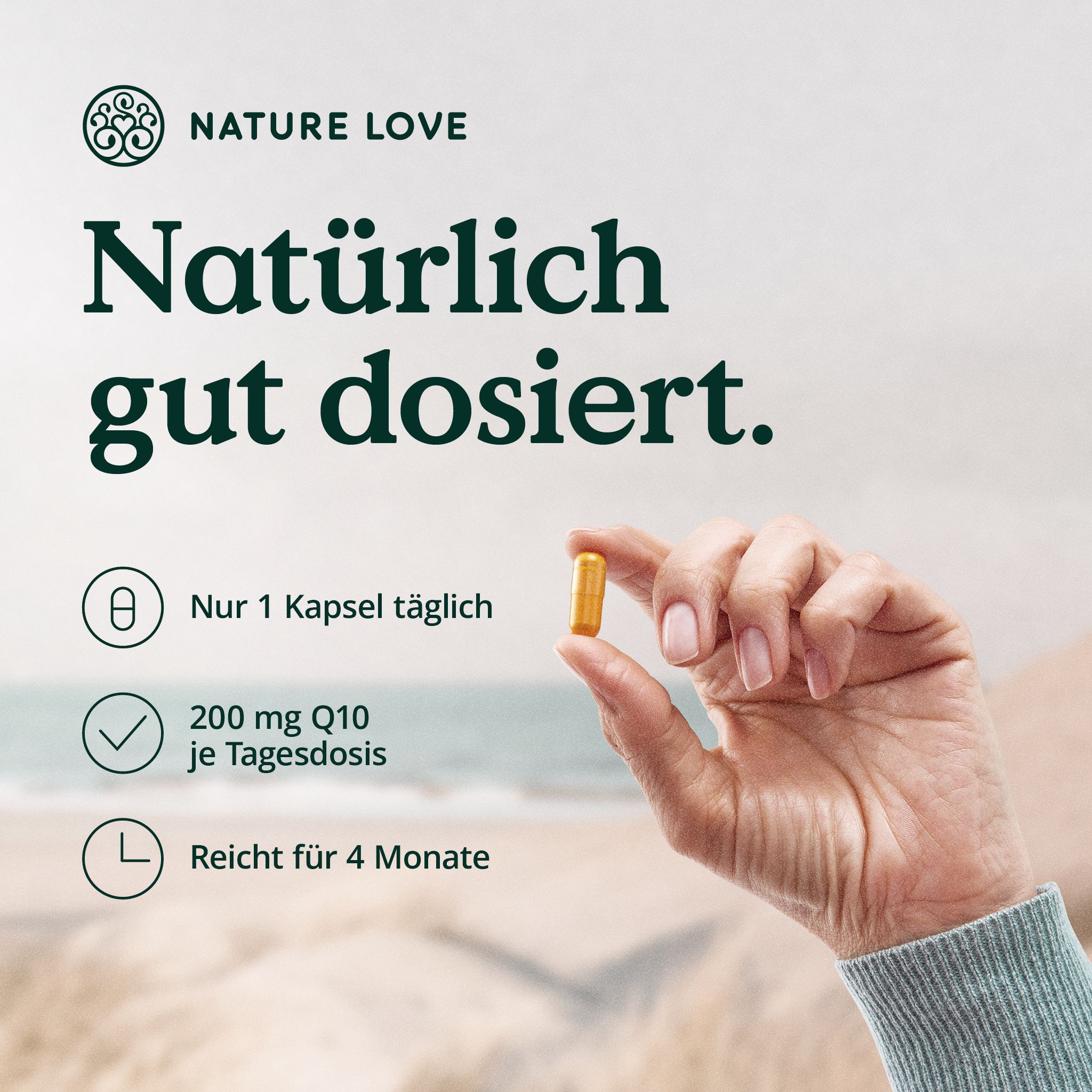 Mano che tiene una capsula gialla. Testo: Solo 1 capsula al giorno, 200 mg Q10 per dose giornaliera, dura 4 mesi. Marchio: NATURE LOVE®.