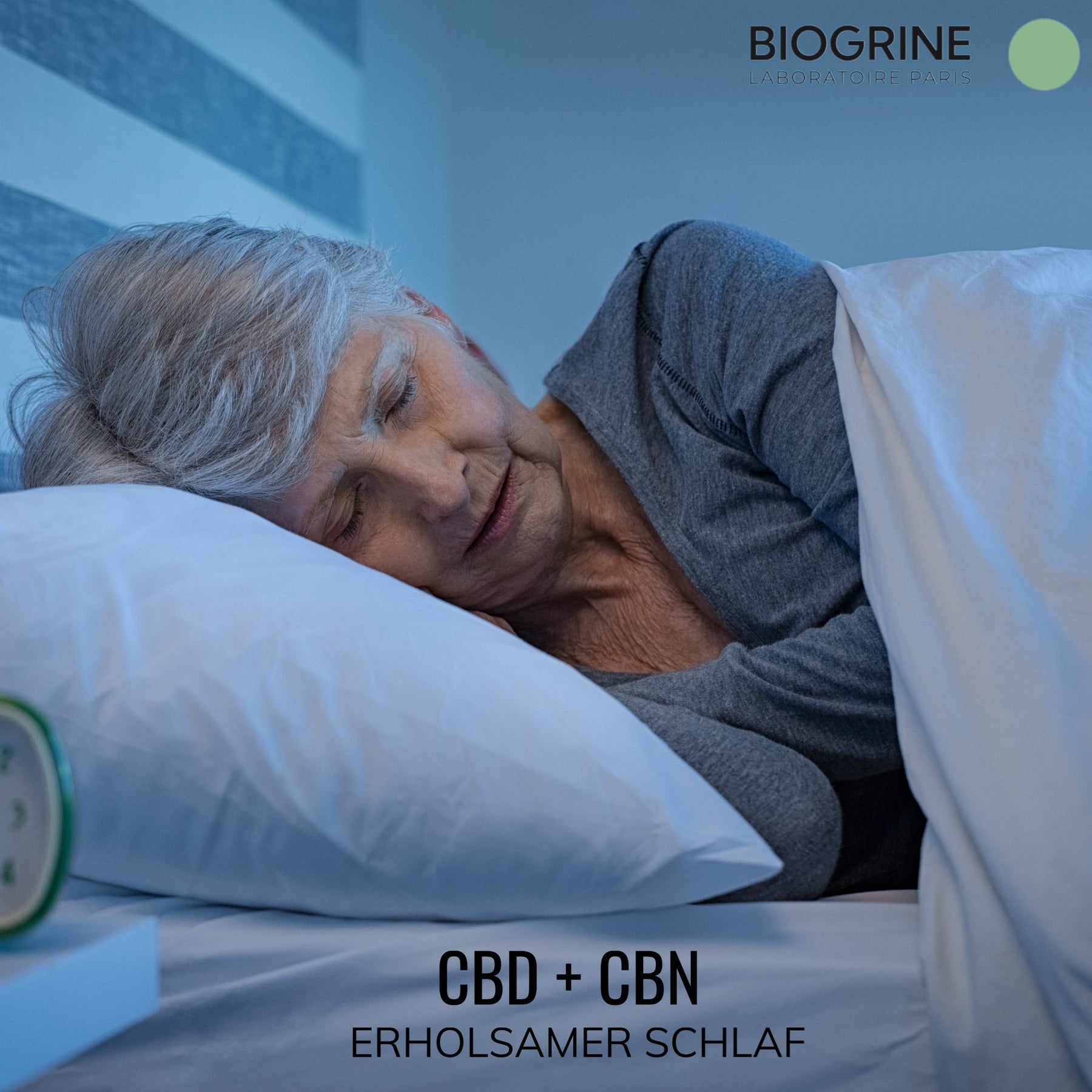 Donna anziana che dorme a letto. Testo: CBD + CBN, sonno ristoratore. Comodino con sveglia sullo sfondo.