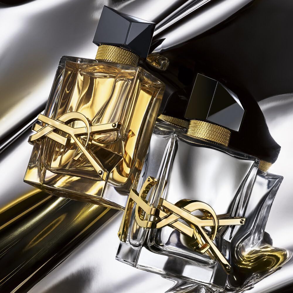 Due flaconi di profumo. Flaconi quadrati in vetro con loghi dorati e tappi neri. Su sfondo lucido.