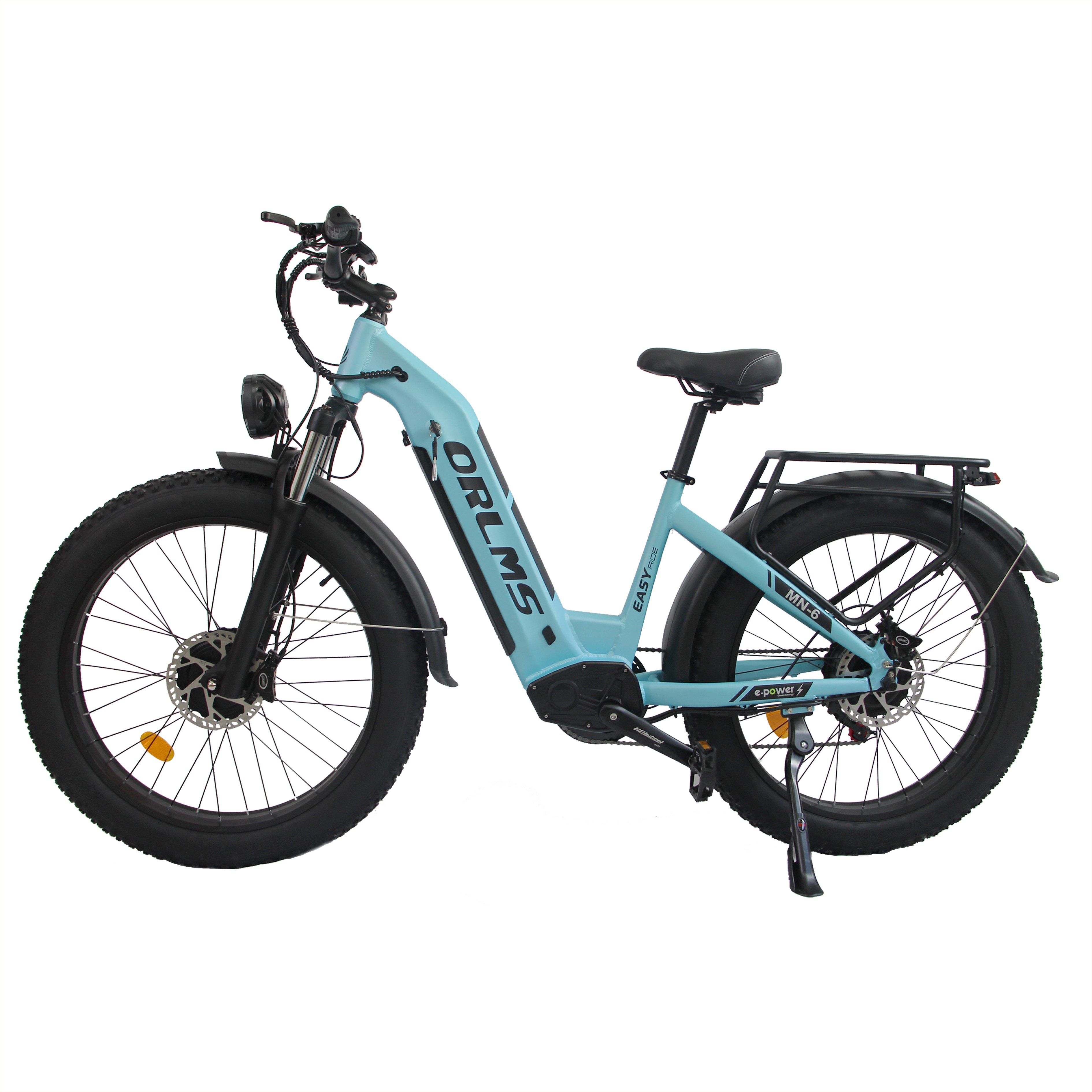 Bicicletta elettrica blu con pneumatici neri e portapacchi. Logo ORLMS sul telaio. Sella e manubrio neri.