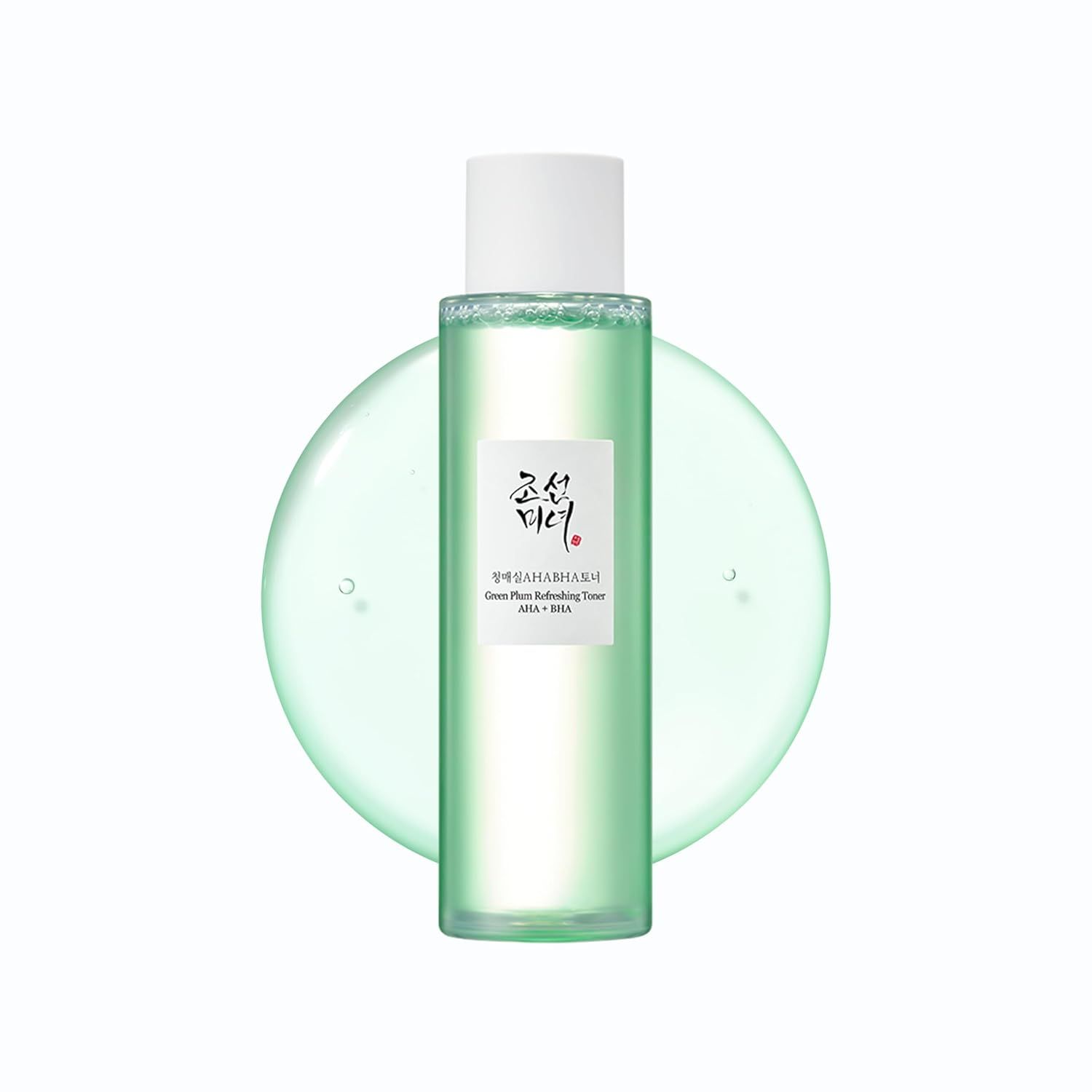 Flacone di toner verde con tappo bianco. Adesivo con testo coreano. Su sfondo verde.