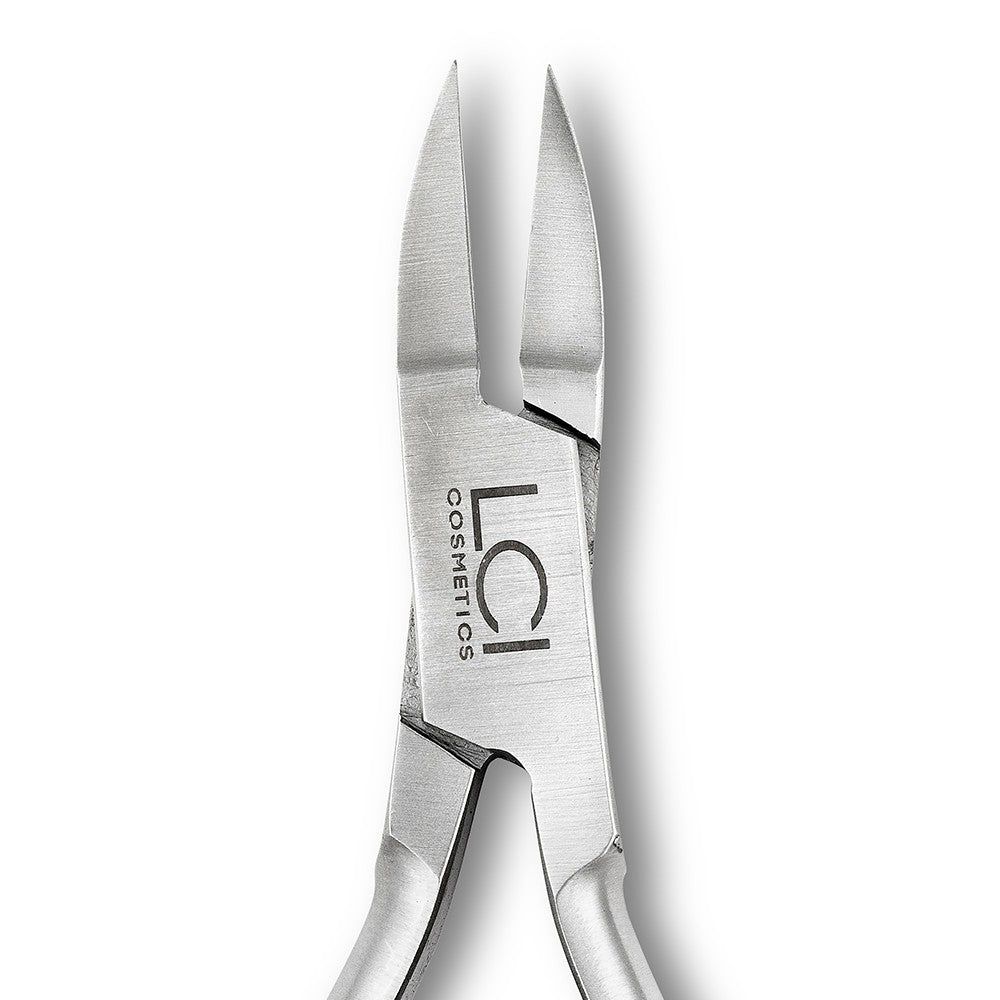 Primo piano della lama di un tronchese. Colore metallo. Logo LCI Cosmetics.