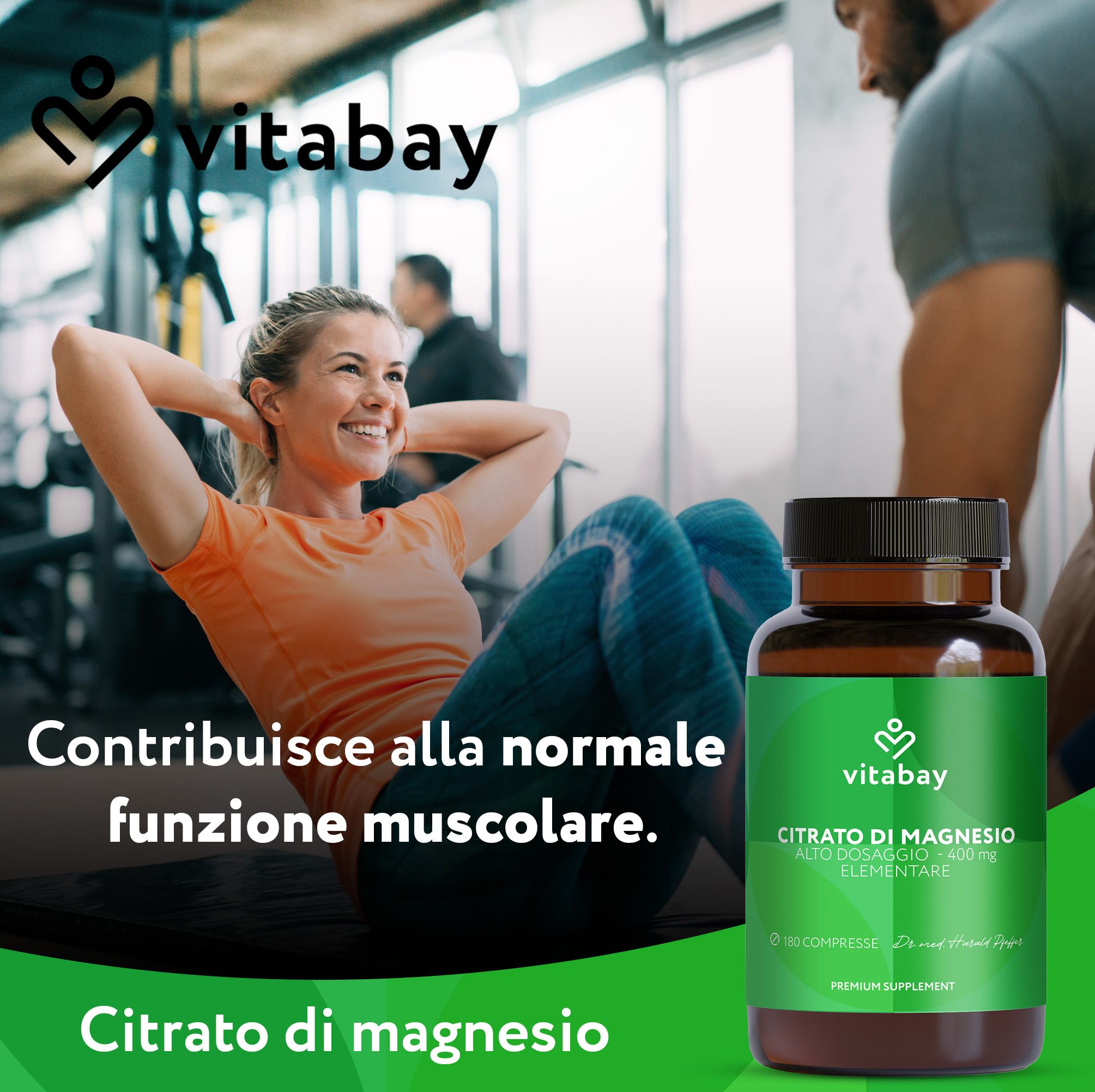 Donna fa addominali in palestra, supporta la normale funzione muscolare.
