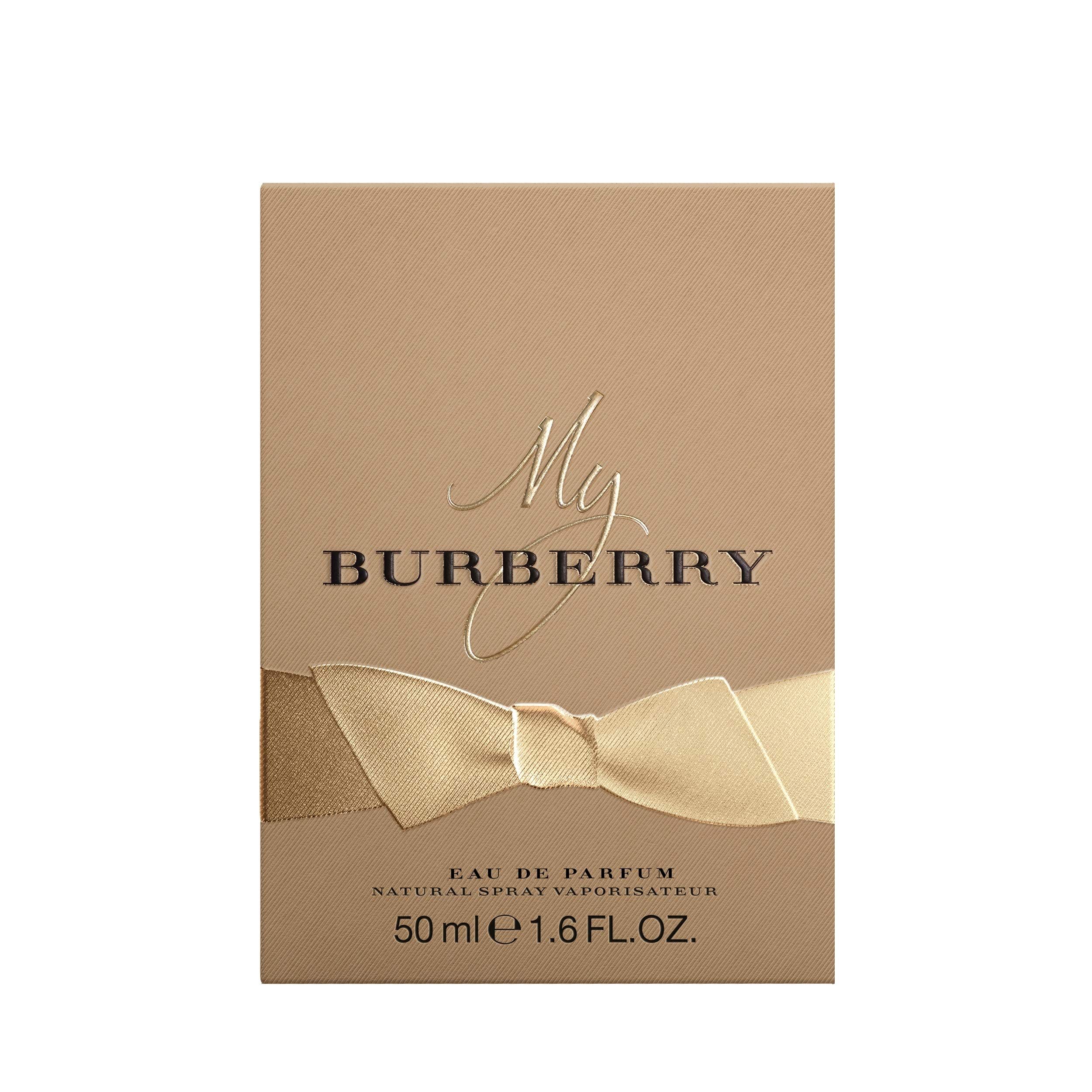 Confezione di profumo. Scatola dorata con fiocco e scritta My Burberry. Testo: Eau de Parfum, Natural Spray Vaporisateur.