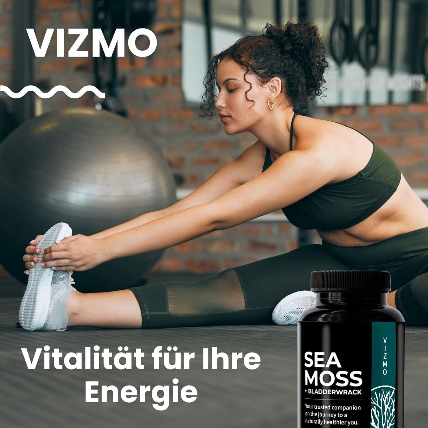 Donna che si allunga in palestra. Flacone di capsule Sea Moss. Testo: Vizmo, Sea Moss + Bladderwrack, Vitalità.