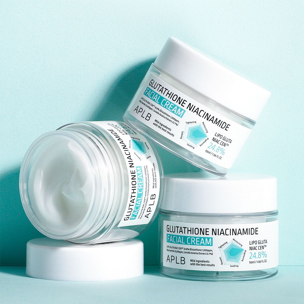 Tre vasetti di crema viso APLB con glutatione e niacinamide, 55ml, su sfondo azzurro.