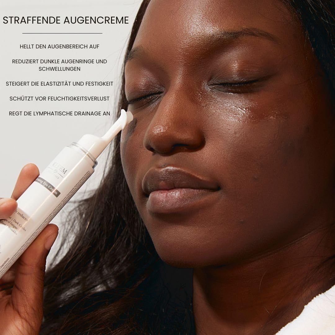 Applicatore di crema occhi sulla pelle. Testo: Crema occhi rassodante. Nome del prodotto non visibile.