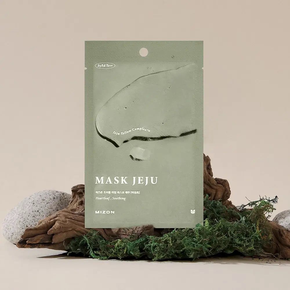 Confezione verde con prodotto. Testo: MASK JEJU, MIZON. Posizionata su legno e muschio.