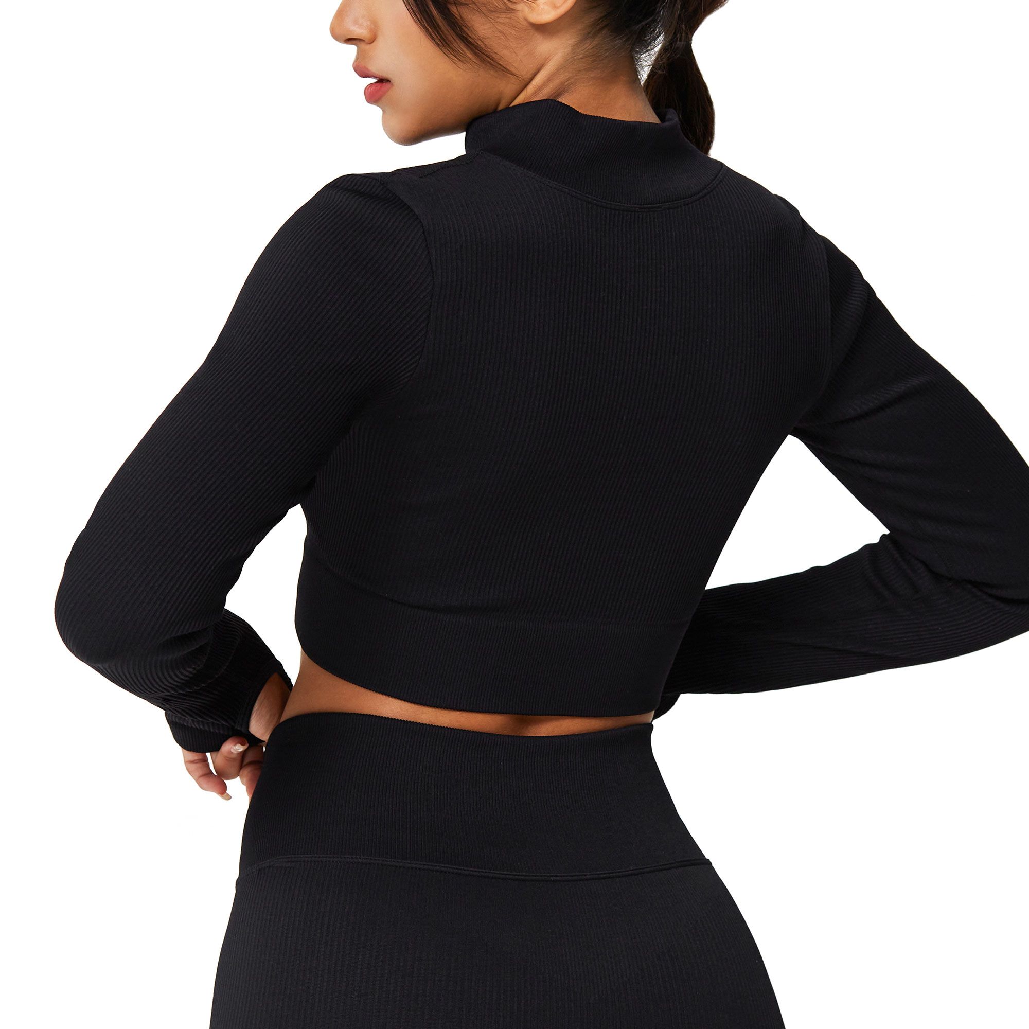 Crop top nero a maniche lunghe a coste con collo alto.