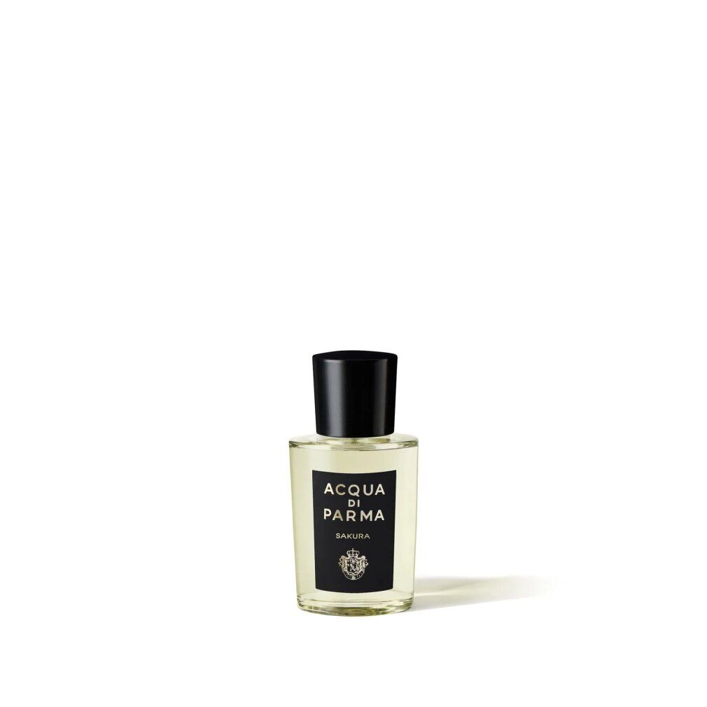 Flacone con tappo nero. Scritta: ACQUA DI PARMA SAKURA. Logo. Liquido trasparente.