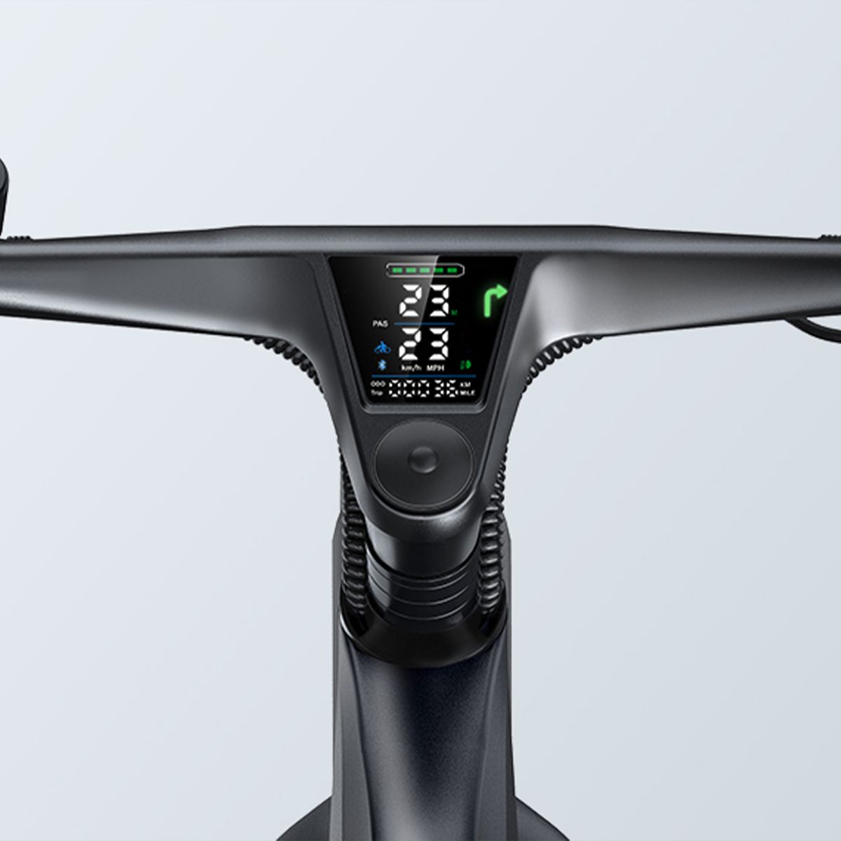 Display digitale sul manubrio di una e-bike. Mostra velocità, simboli batteria e navigazione, e chilometraggio.