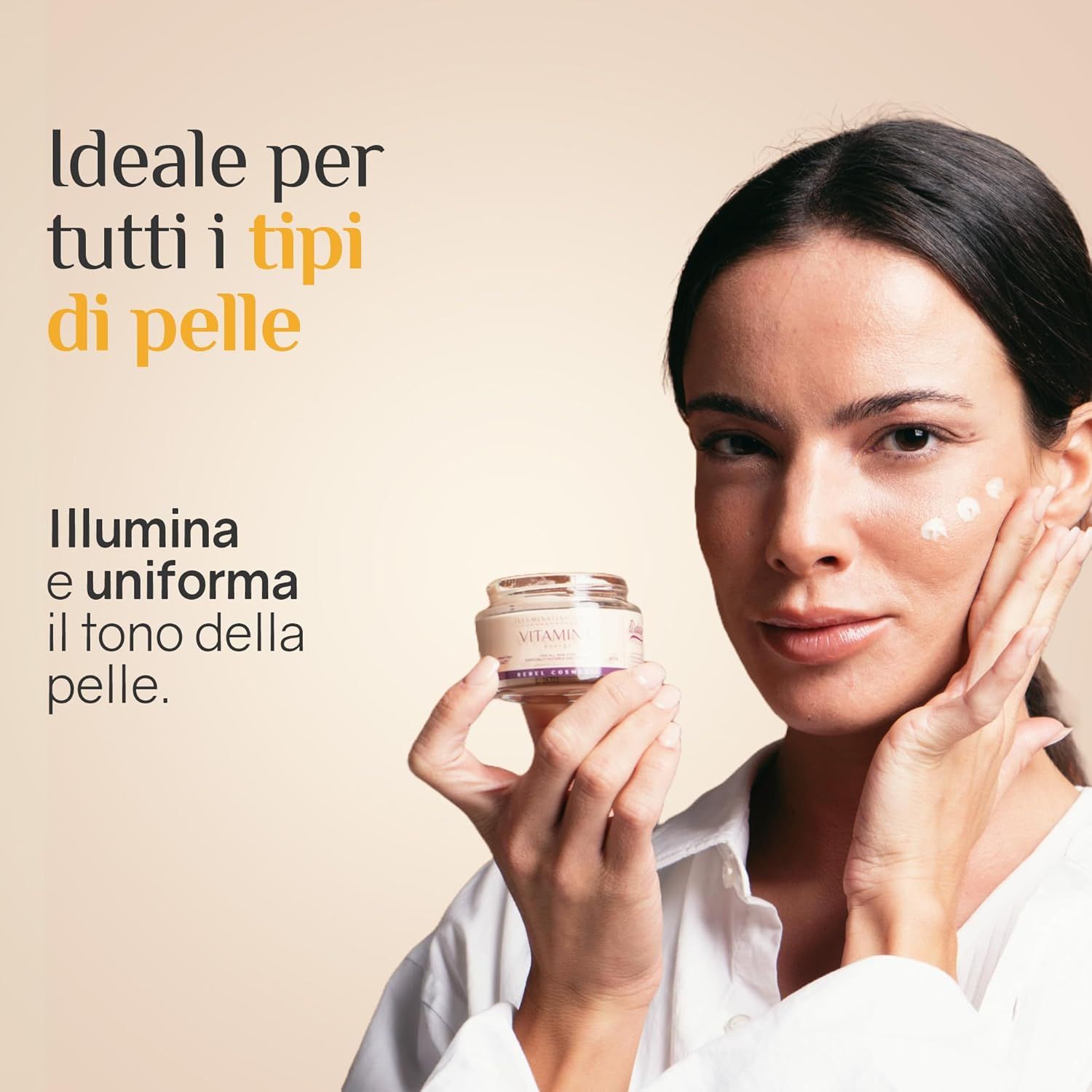Donna tiene vasetto di crema. Testo: Ideale per tutti i tipi di pelle, illumina e uniforma il tono. Prodotto: Ardaraz.