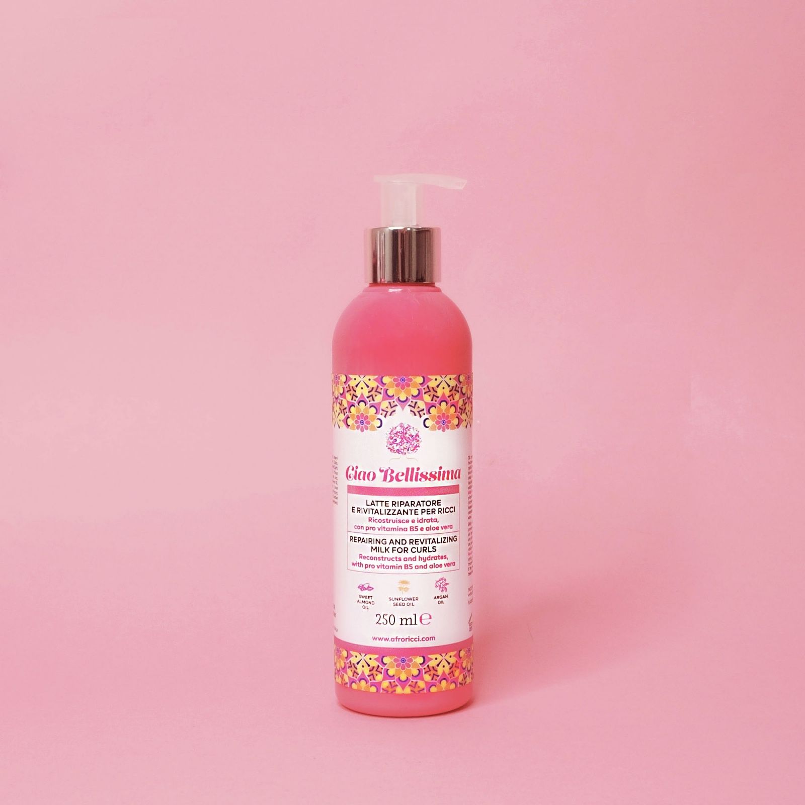 Flacone rosa con dosatore. Etichetta con testo e logo. Scritta: Ciao Bellissima. 250 ml.