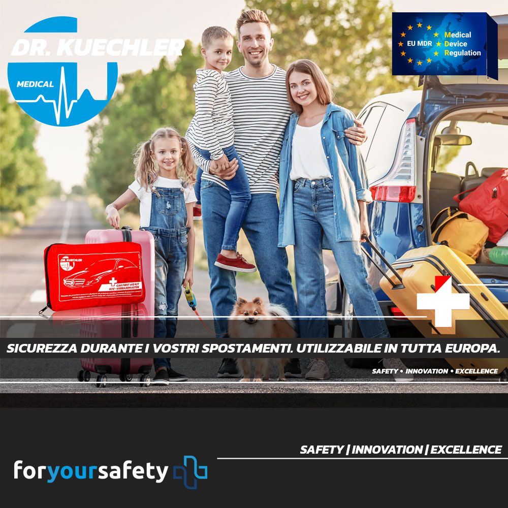 Famiglia con bagagli. Borsa rossa per pronto soccorso. Marchio: Dr. Kuechler Medical. Testo: Sicurezza durante i vostri spostamenti. Utilizzabile in tutta Europa.
