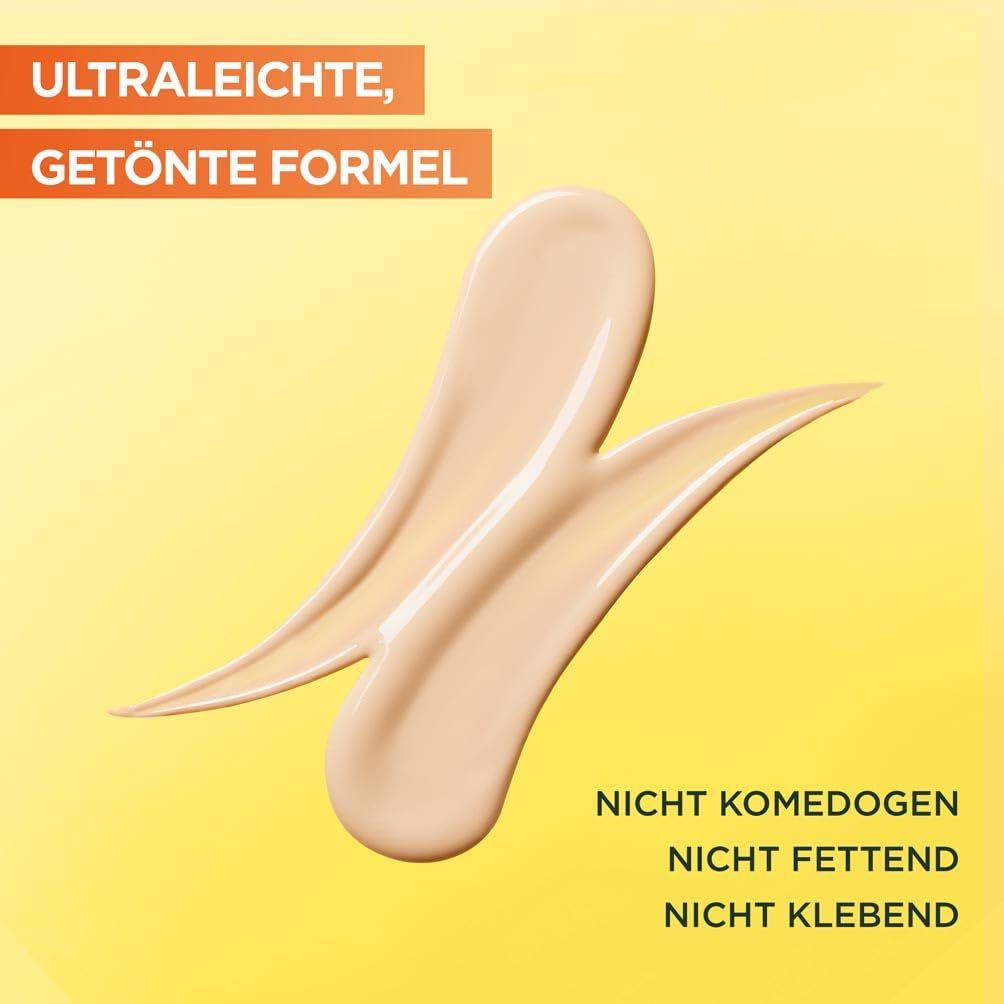 Primo piano di crema colorata. Sfondo giallo. Testo: Formula ultraleggera, non comedogena, non grassa, non appiccicosa.