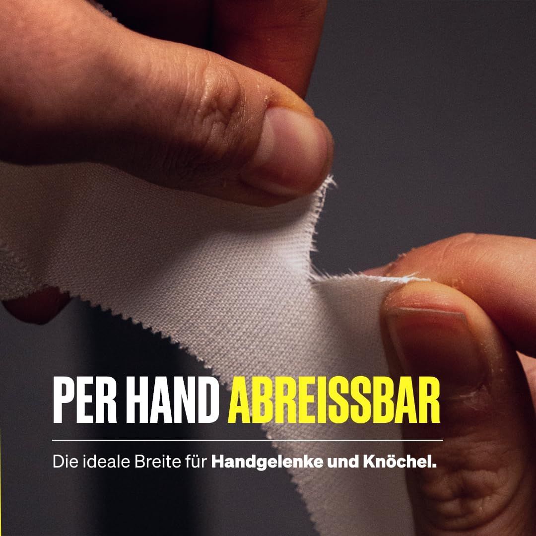 Mani che strappano del tape sportivo bianco a mano. Il tape è strappabile a mano.