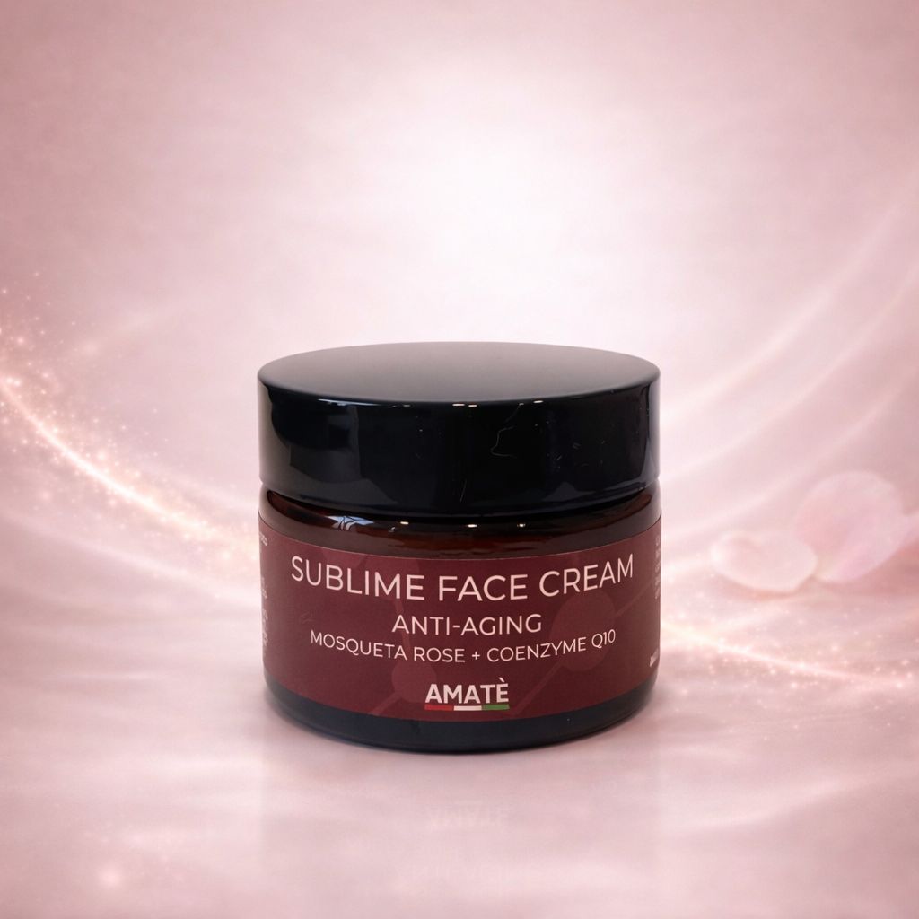 Vasetto in vetro con coperchio nero. Scritta: Sublime Face Cream, Anti-Aging, Mosqueta Rose + Coenzyme Q10. Marchio: Amatè.