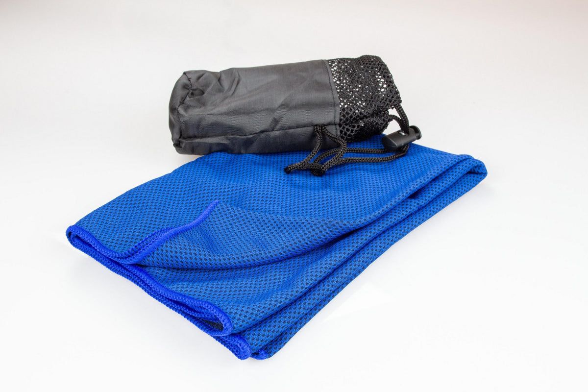 Asciugamano blu piegato con effetto rinfrescante. Custodia nera con coulisse. Asciugamano in tessuto a rete.