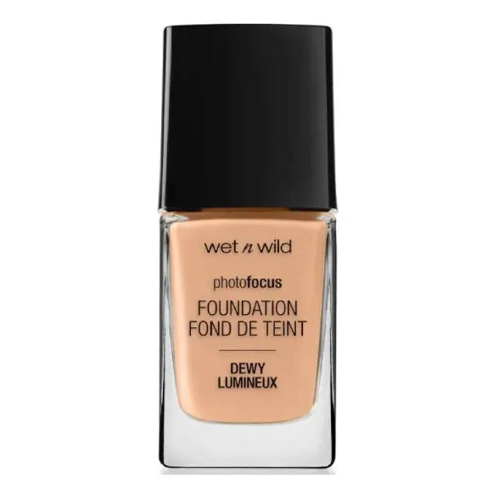 Fondotinta liquido in bottiglia di vetro con tappo nero. Scritta: Wet n Wild, Photo Focus, Foundation, Fond de Teint, Dewy Lumineux.