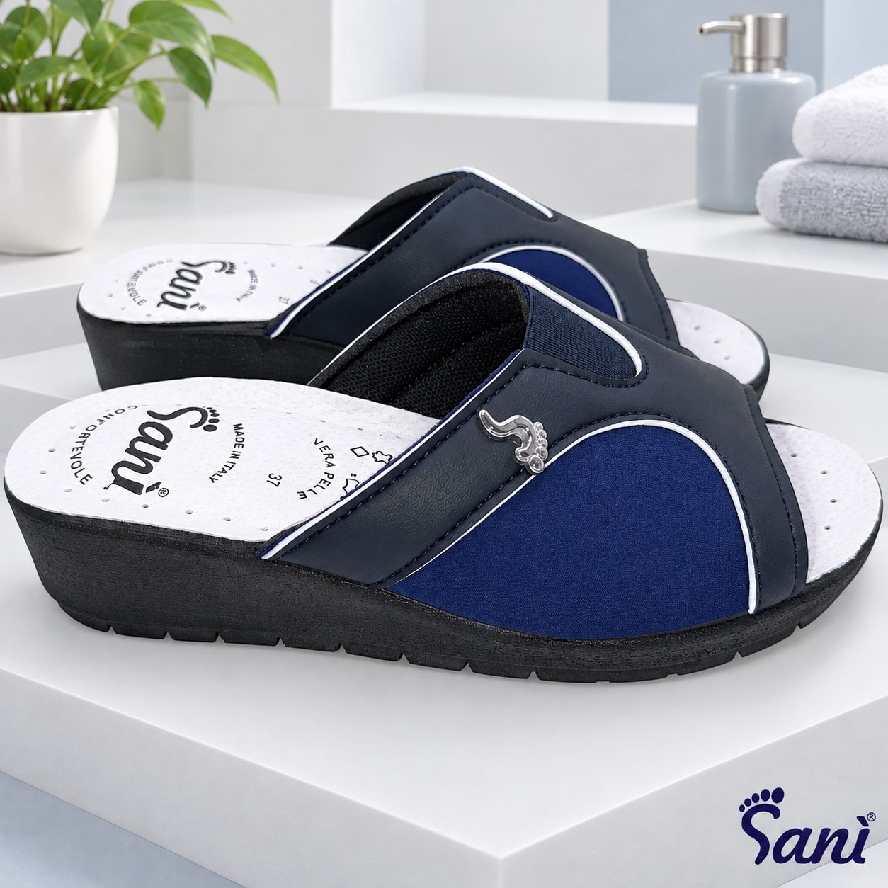 Mocassino da donna bianco con profili argentati e tacco zeppa.