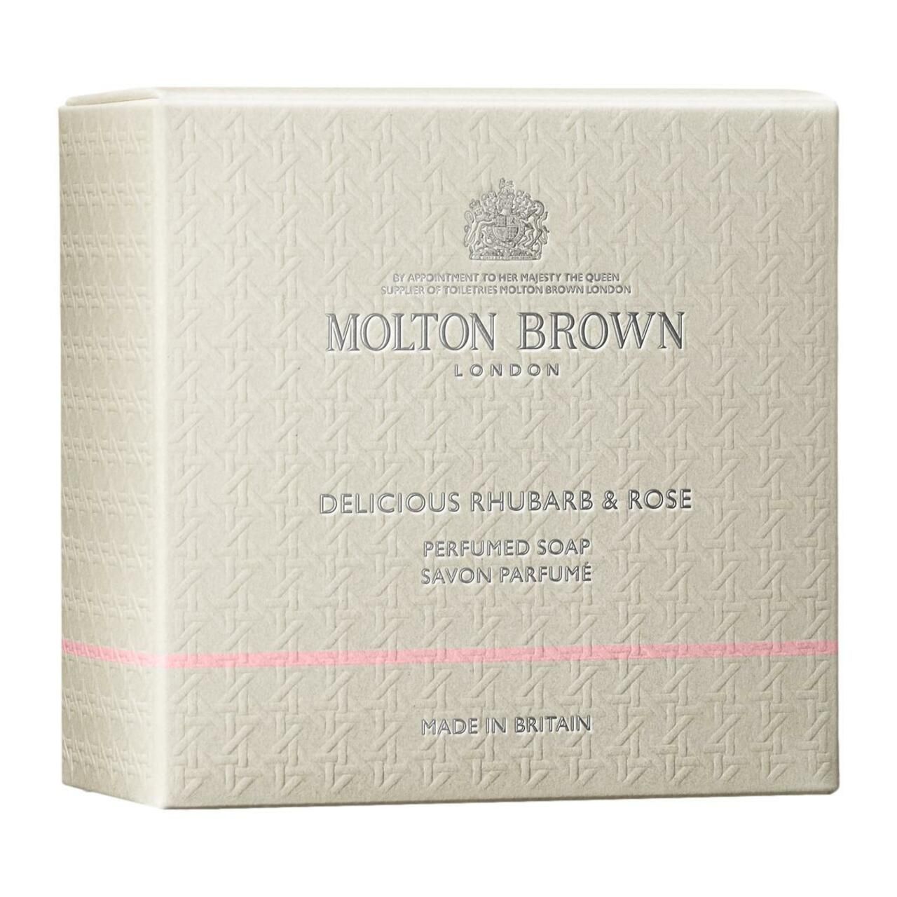 Scatola bianca con logo Molton Brown. Scritta: Delicious Rhubarb & Rose. Sapone profumato. Made in Britain.