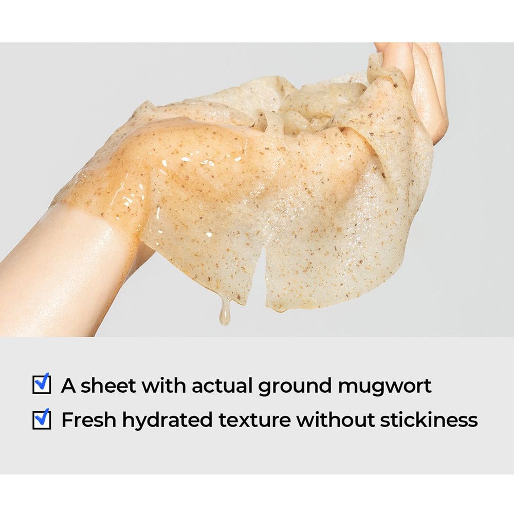 Primo piano di una maschera per il viso. La maschera è ricoperta da piccole particelle marroni. Testo: 'A sheet with actual ground mugwort' e 'Fresh hydrated texture'.