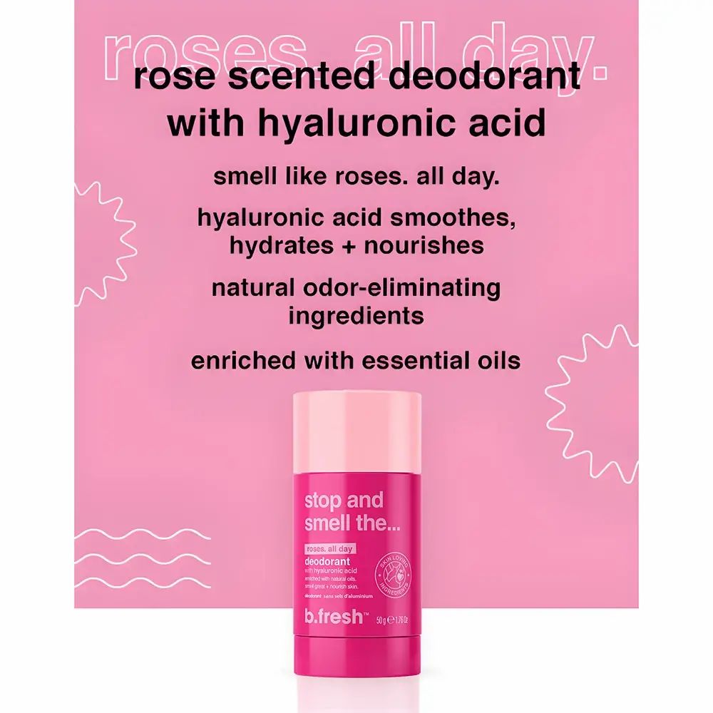 Stick deodorante rosa davanti a un pannello di testo. Testo: Rose scented deodorant with hyaluronic acid. B.fresh. Confezione rosa, testa bianca.