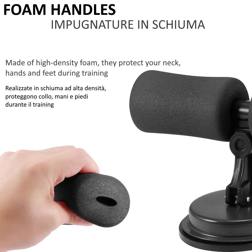Primo piano delle maniglie in schiuma della barra per sit-up. Nere. Mano che tiene una maniglia.