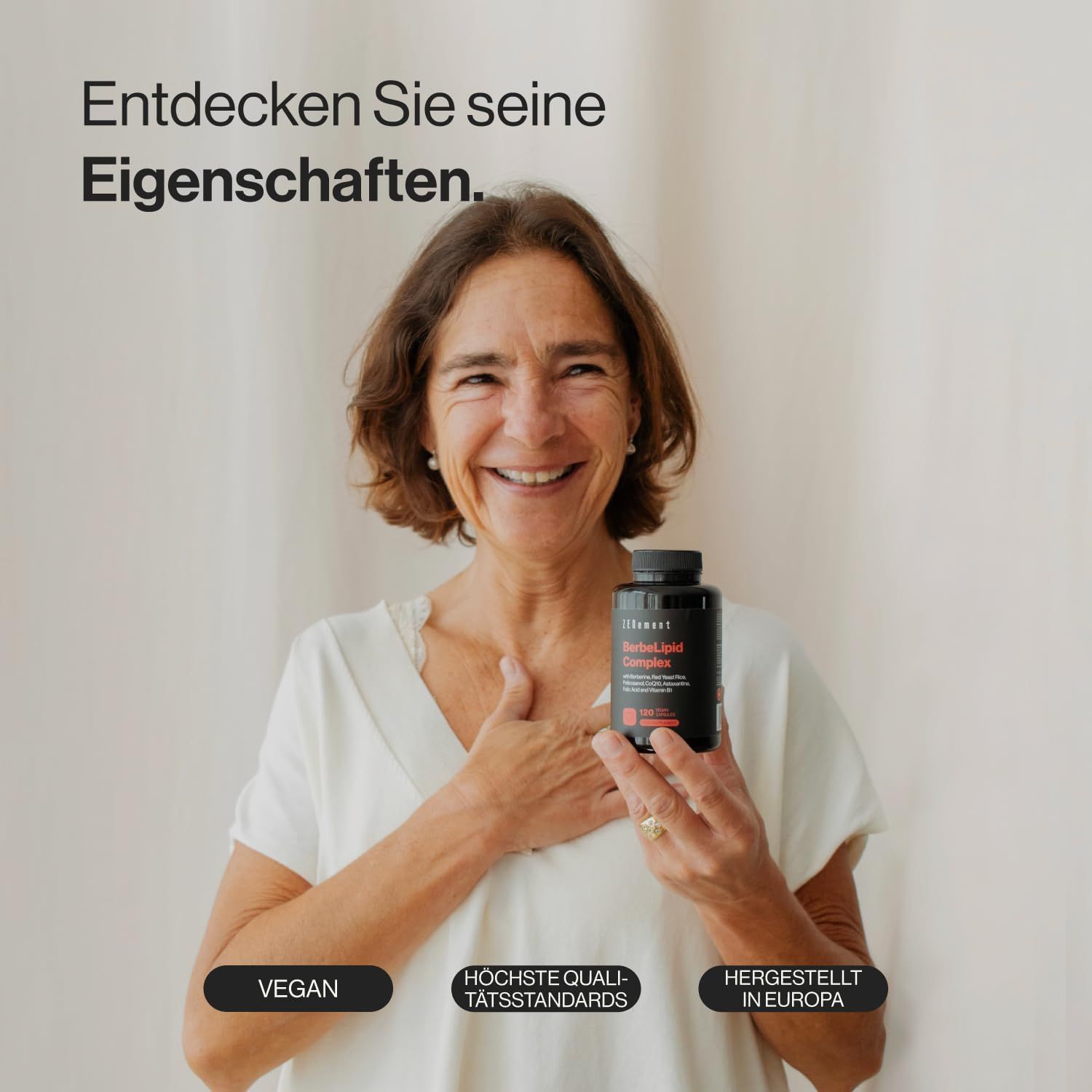 Donna tiene una bottiglia di Zenement BerbeLipid Complex. Bottiglia nera con testo rosso. Vegano, standard di qualità, prodotto in Europa.