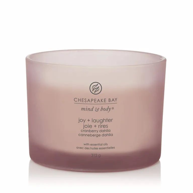 Candela rosa a tre stoppini. Scritta: Chesapeake Bay, mind & body, joy + laughter, joie + rires, cranberry dahlia, canneberge dahlia. Con oli essenziali.