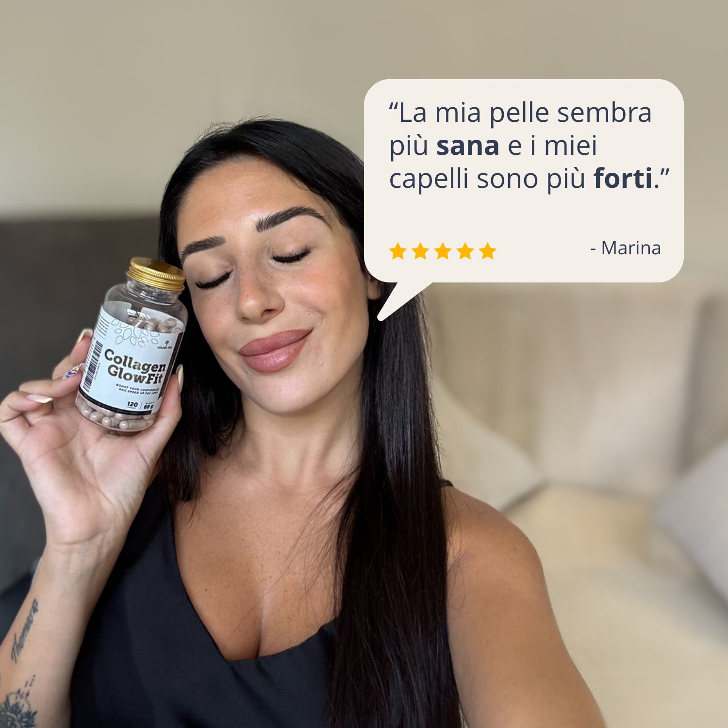 Donna che tiene una capsula, accanto a un flacone Golden Tree Collagen GlowFit. Testo: Facile da integrare nella routine quotidiana.