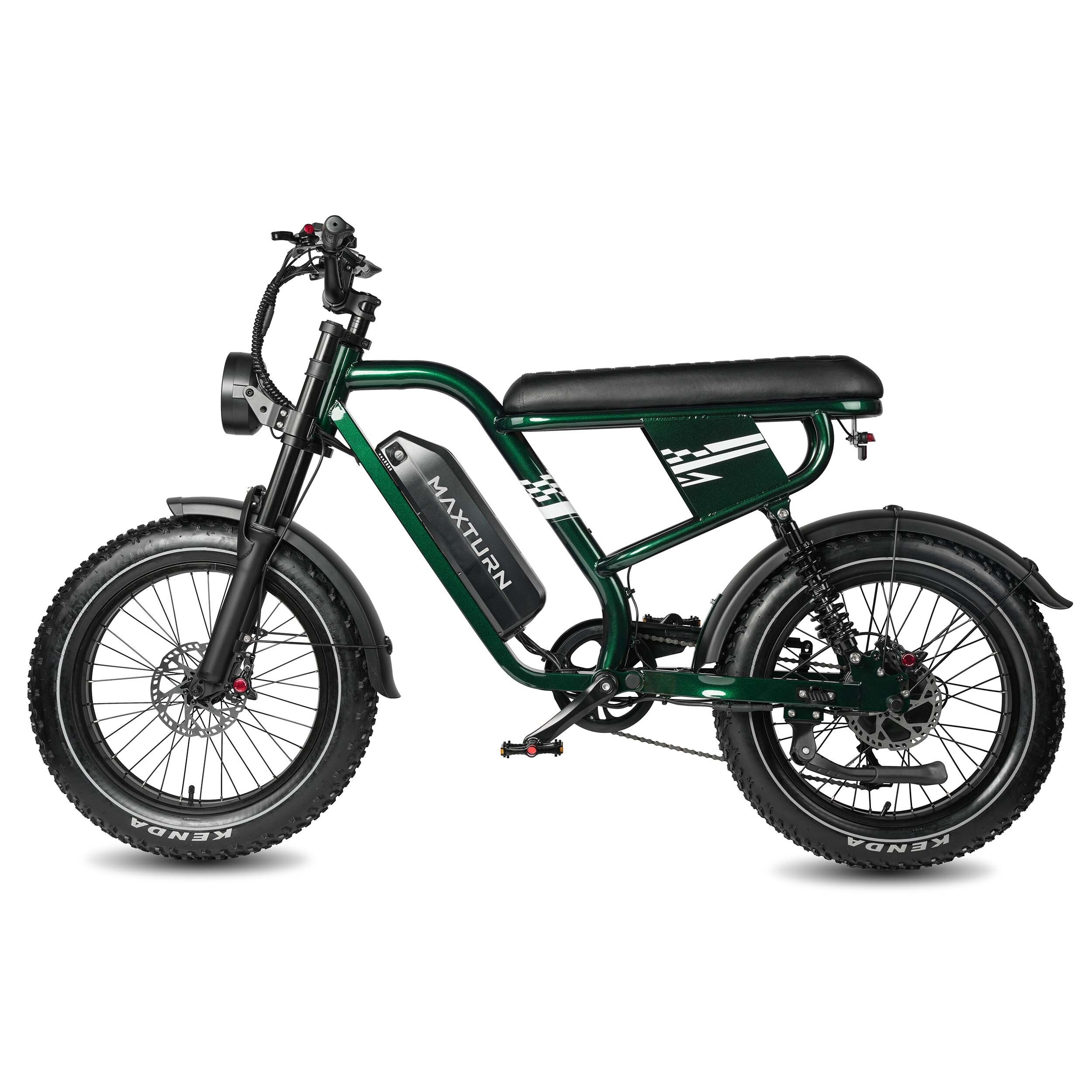 E-bike da montagna verde con sella, pneumatici e parafanghi neri. Logo MAXTURN sulla batteria. Vista laterale.