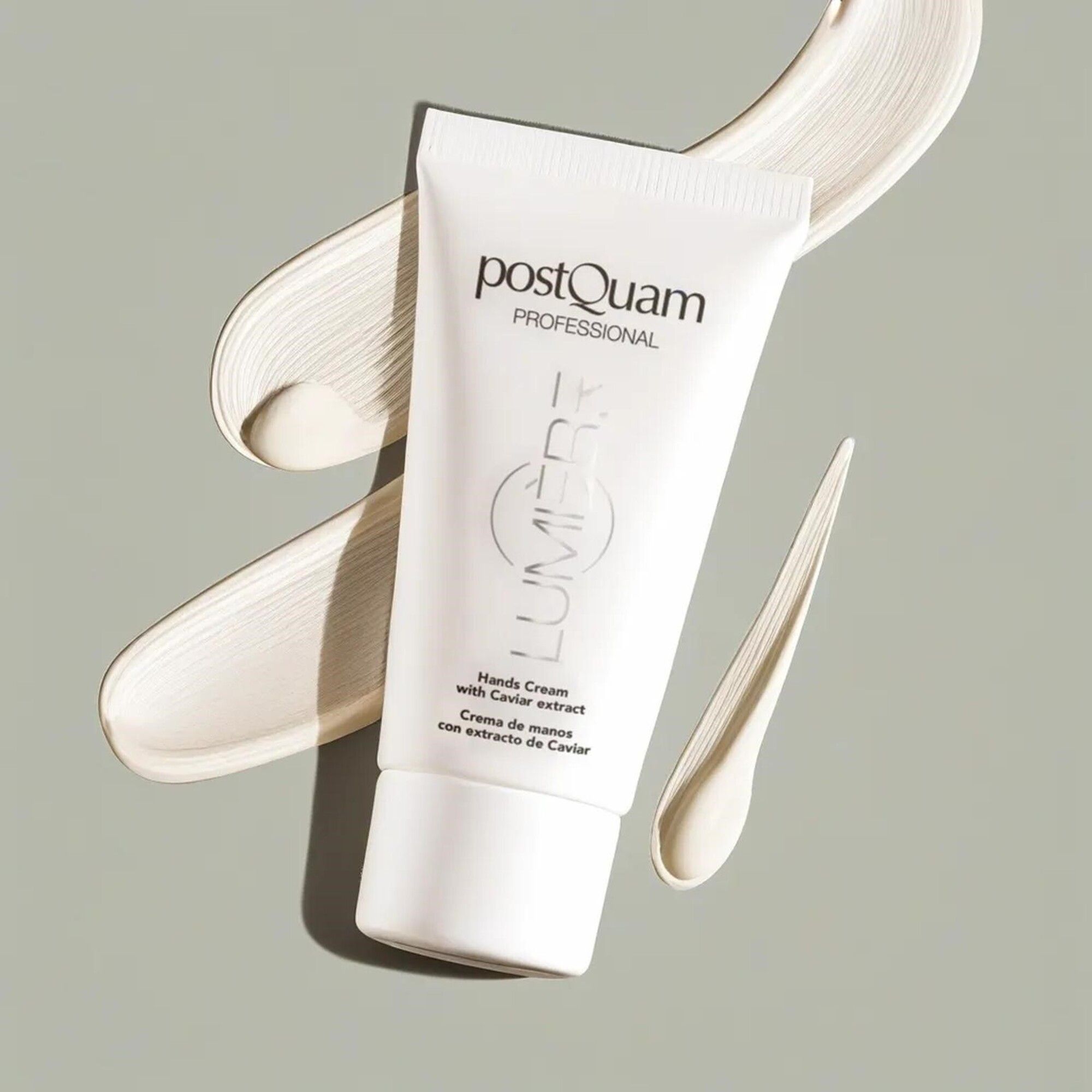 Tubo bianco con scritte "postQuam PROFESSIONAL" e "LUMERE". Contiene crema mani con estratto di caviale.
