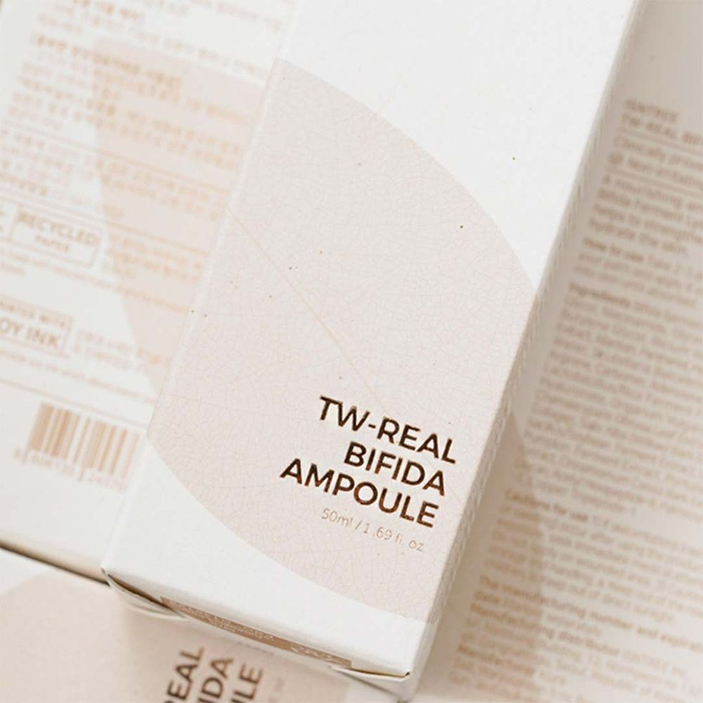 Confezione bianca con scritta TW-REAL BIFIDA AMPOULE. 50ml/1.69 fl. oz. Stampa con informazioni sul prodotto.
