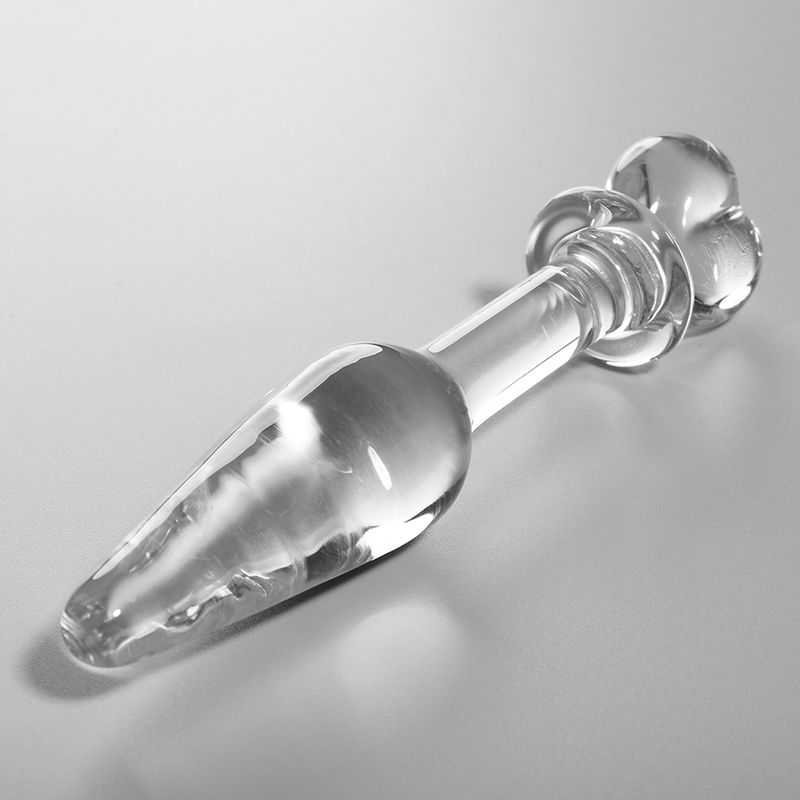 Plug anale in vetro con impugnatura a cuore, lungo 13,5cm, largo 3cm. Prodotto in scatola, vista laterale.