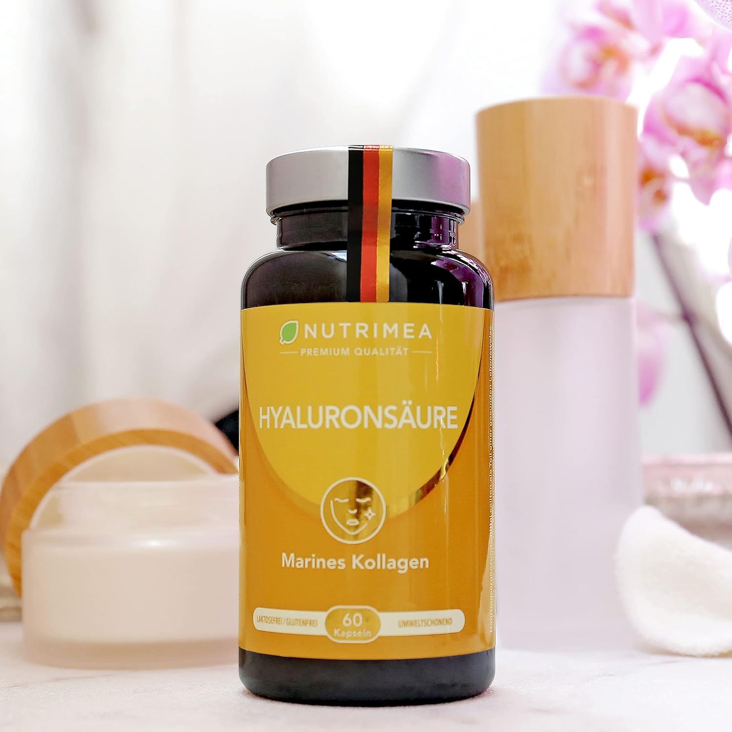 Una bottiglia di acido ialuronico su un tavolo. Altri prodotti e decorazioni sono visibili sullo sfondo.