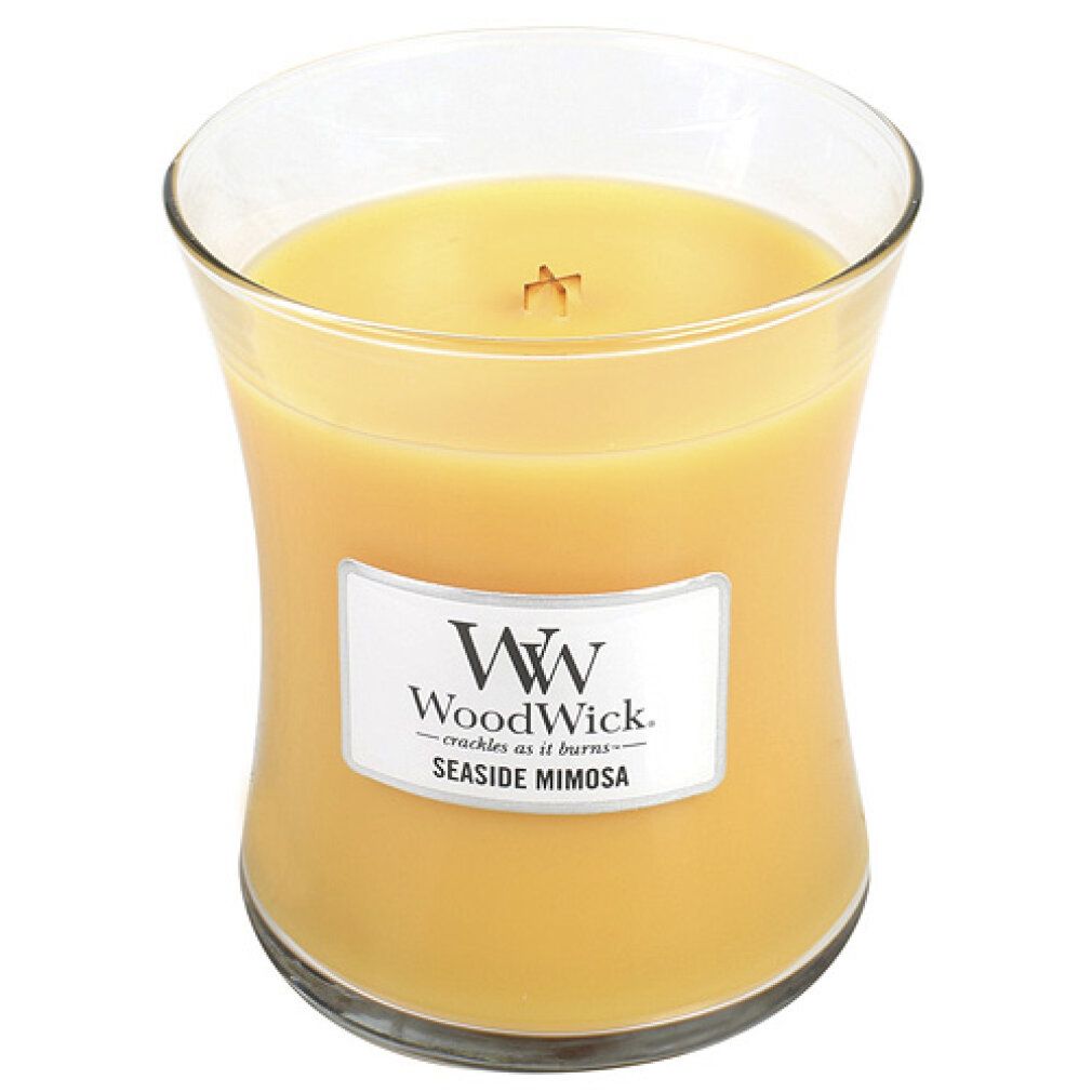 Candela a forma di clessidra con cera gialla. Etichetta "WoodWick Seaside Mimosa".