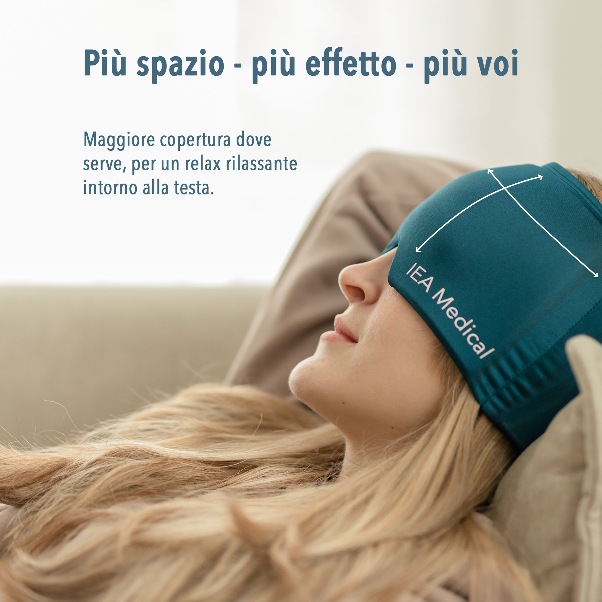 Donna con fascia blu sul divano. Testo: Più spazio - più effetto - più voi. Logo IEA Medical.
