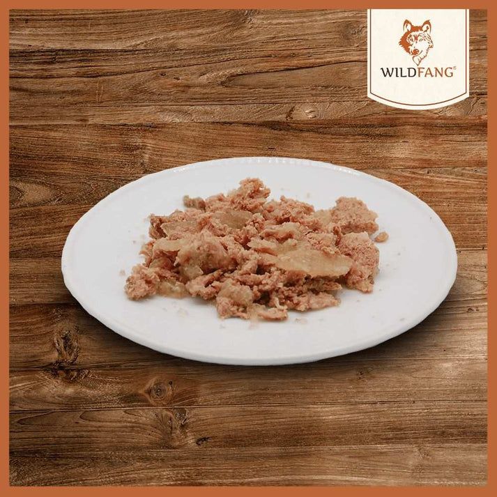 Piatto con WILDFANG® Huhn pur tritato. Su sfondo in legno.