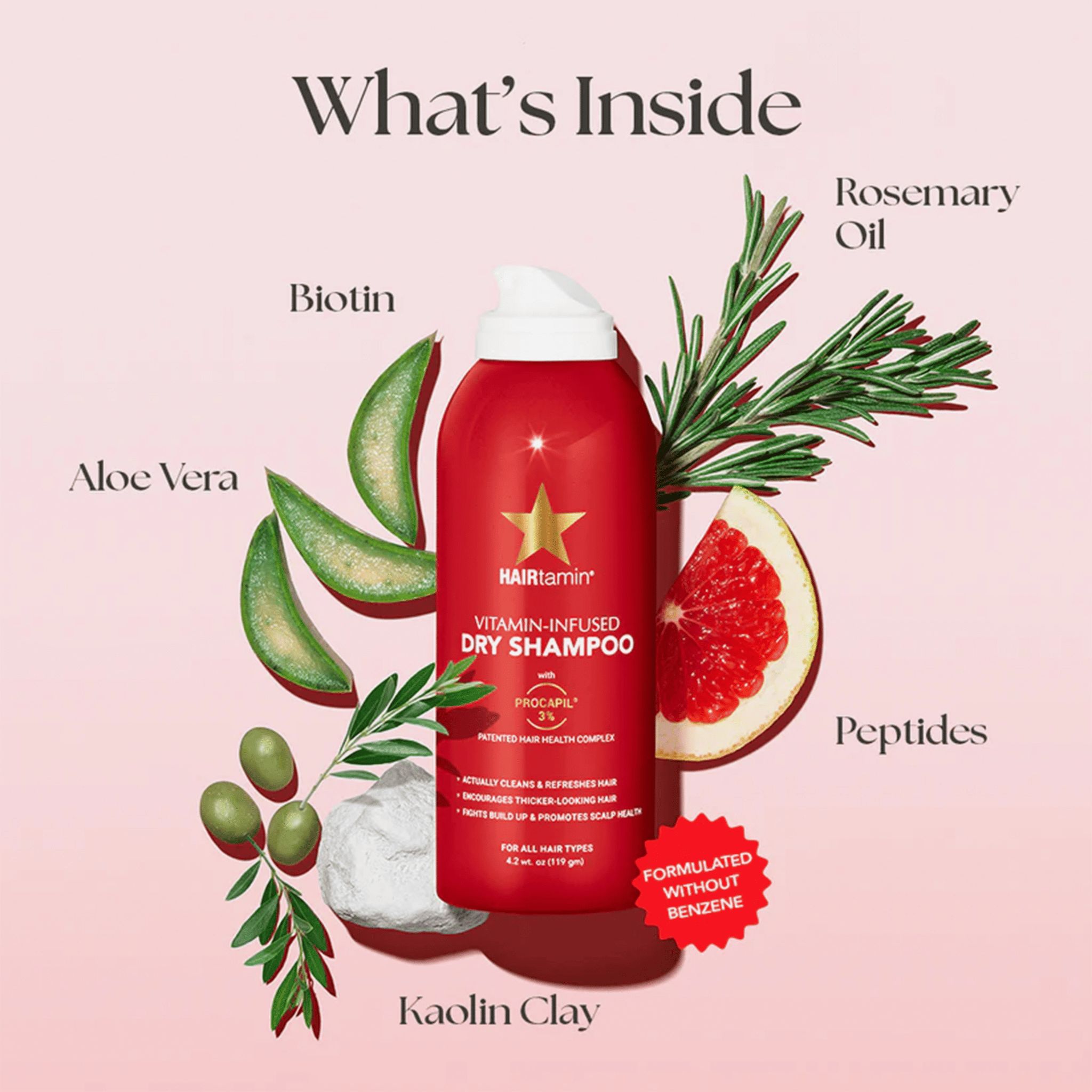 Flacone spray rosso con ingredienti: biotina, aloe vera, olio di rosmarino, pompelmo, peptidi, argilla caolino. Nome prodotto: HAIRtamin Vitamin-Infused Dry Shampoo.