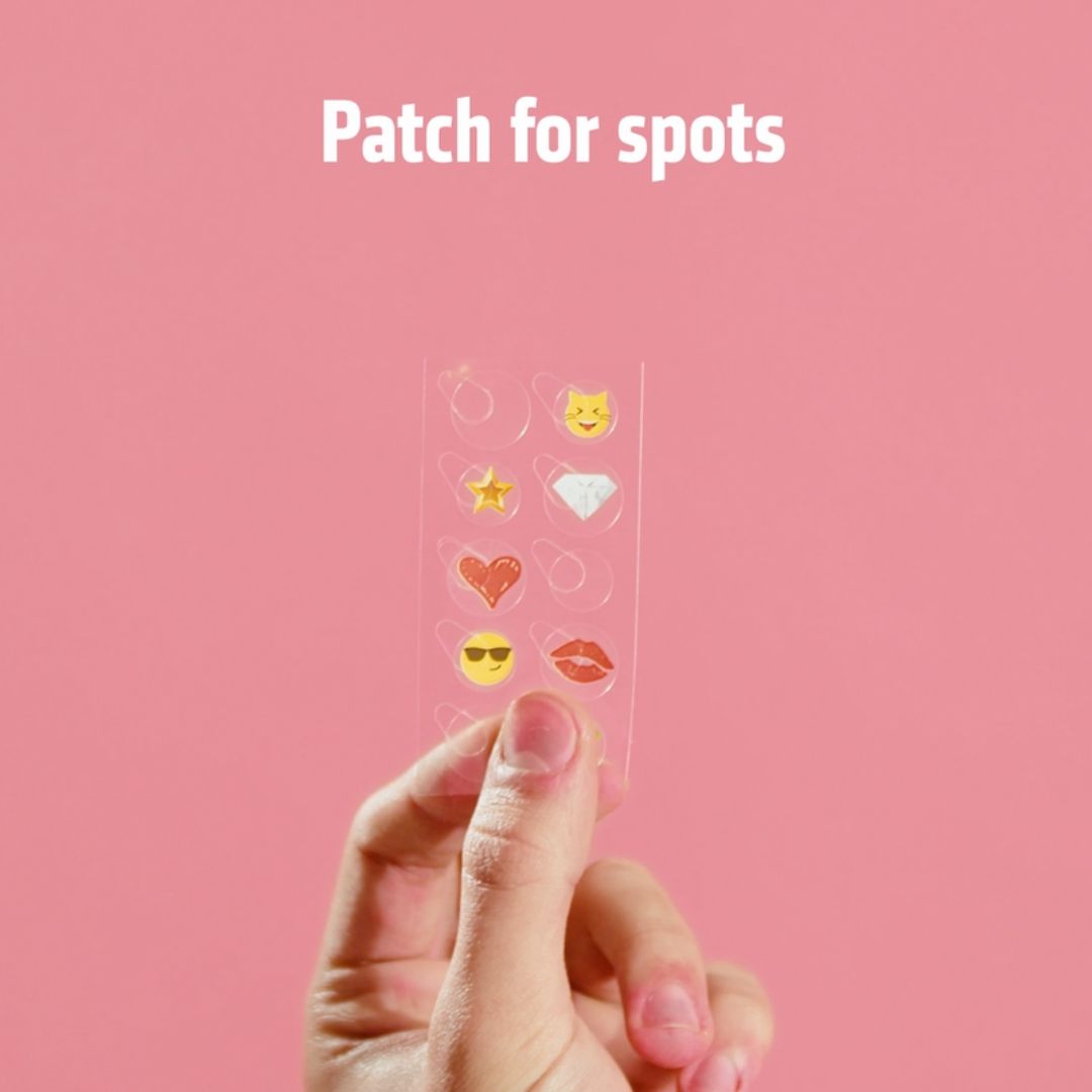 Cerotti trasparenti con forme di emoji. Mano che tiene i cerotti. Testo: Cerotto per brufoli.