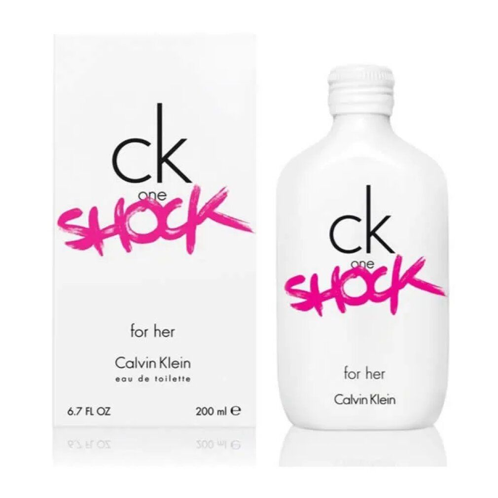 Flacone e confezione bianchi con "ck one SHOCK for her". Flacone con tappo bianco. "Calvin Klein" è visibile.