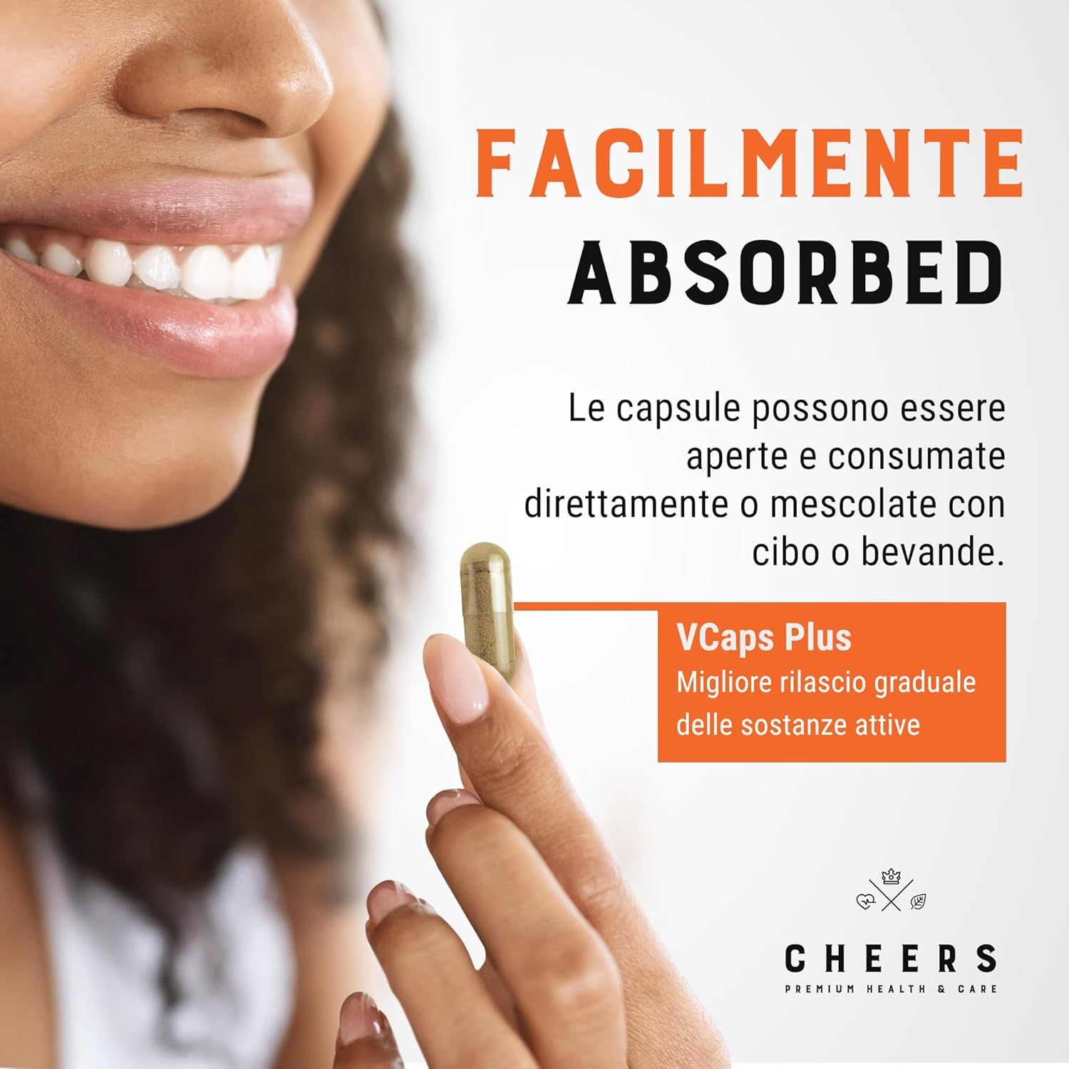 Donna tiene capsula. Testo: Le capsule possono essere aperte e consumate direttamente o mescolate. Vcaps Plus.