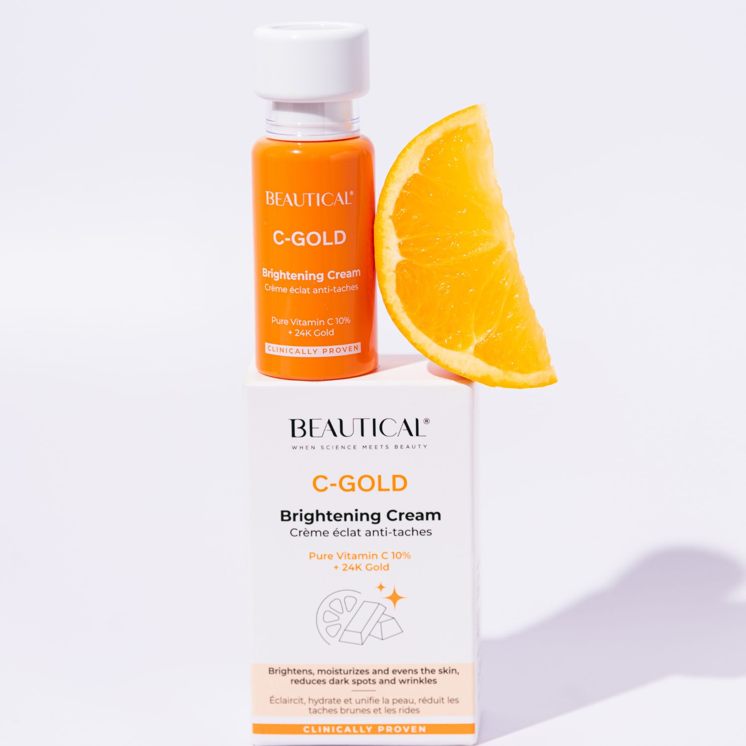 Flacone e confezione del prodotto. Scritta: BEAUTICAL C-GOLD Brightening Cream. Fetta d'arancia.