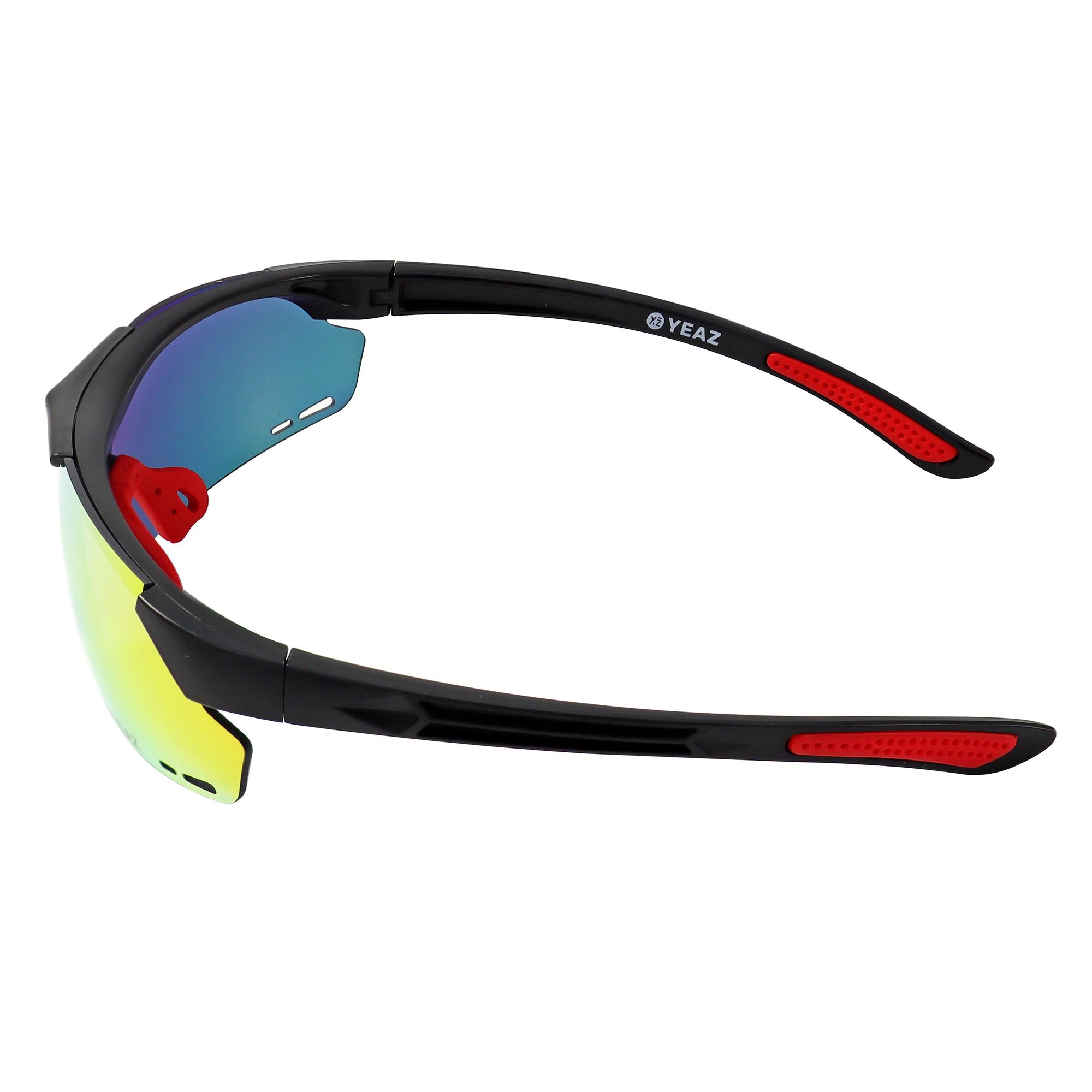Occhiali da sole sportivi neri con lenti a specchio e accenti rossi sulle estremità delle aste. Logo "YEAZ" sull'asta.