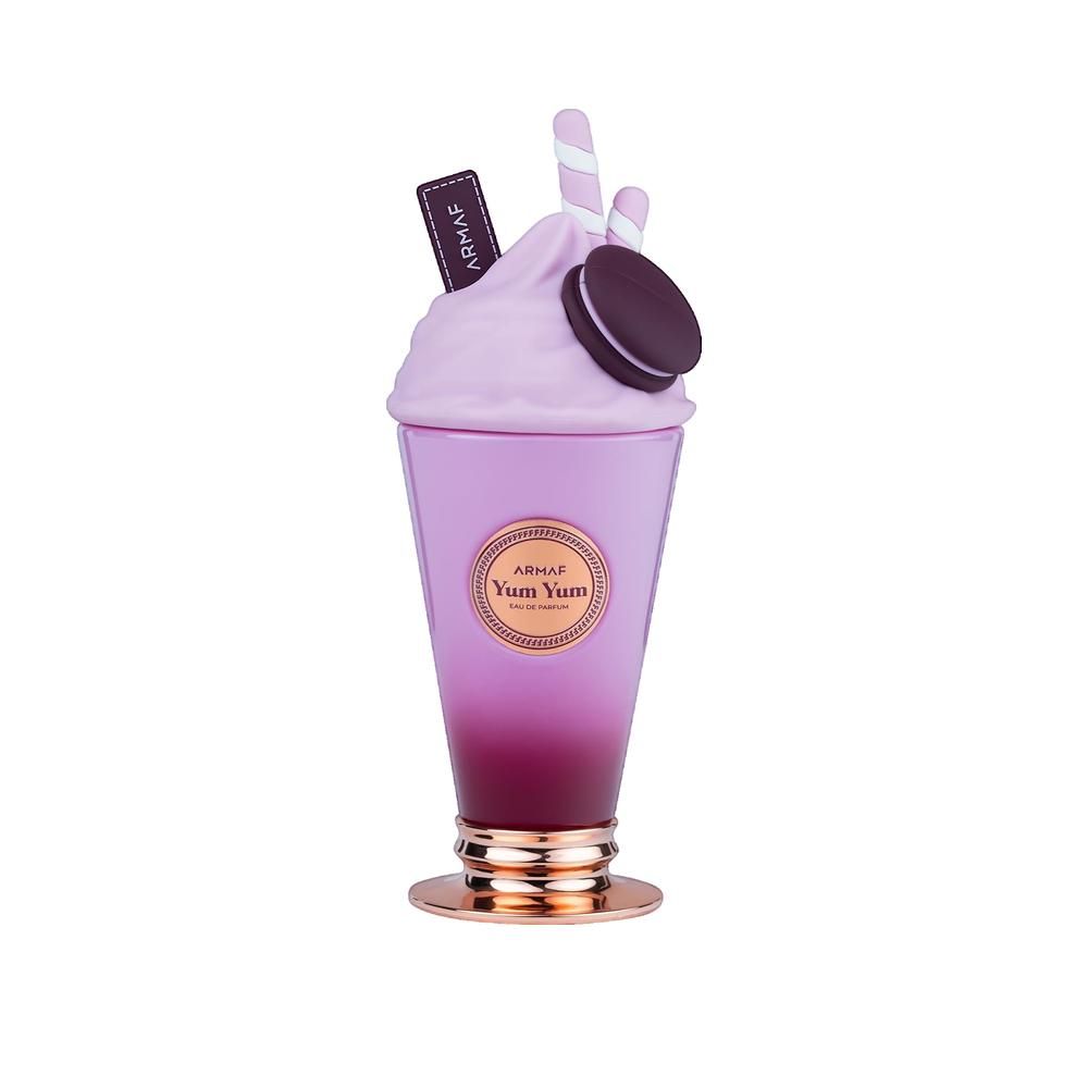 Flacone a forma di milkshake. Sfumatura viola, base dorata. Decorazioni: biscotto, wafer, barretta di cioccolato.