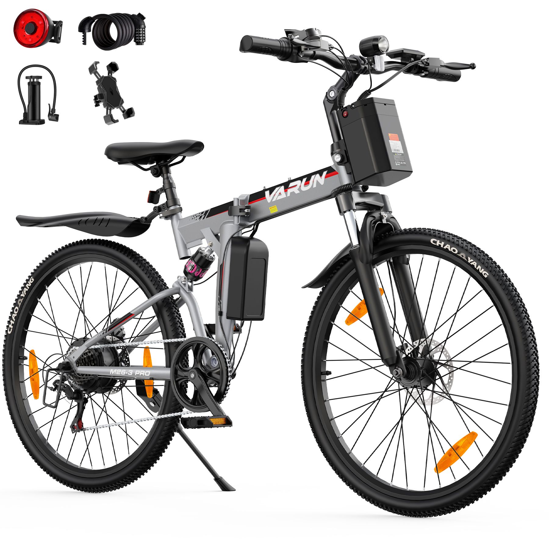 E-bike pieghevole argento, telaio e pneumatici neri. Accessori: fanale posteriore, pompa, supporto telefono.
