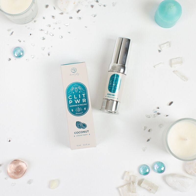 Flacone cilindrico e scatola con testo CLIT PWR Coconut. Elementi decorativi su sfondo bianco.